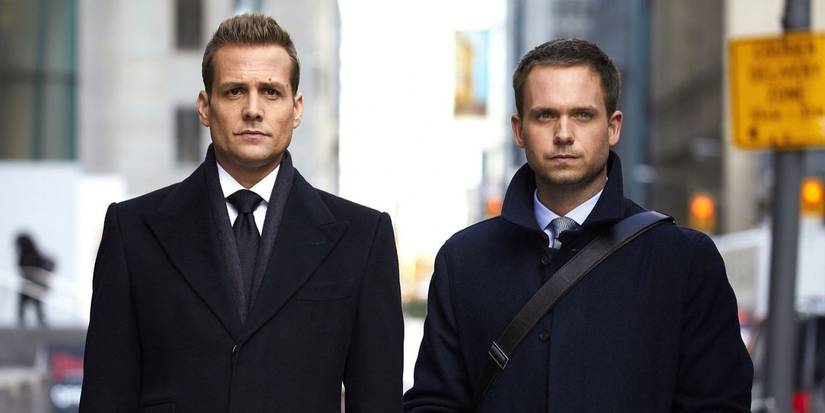 Harvey e Mike caminhando na rua em Suits