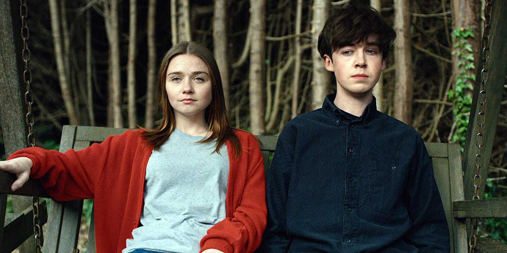 James und Alyssa sitzen in The End of the F***ing world auf einer Bank.
