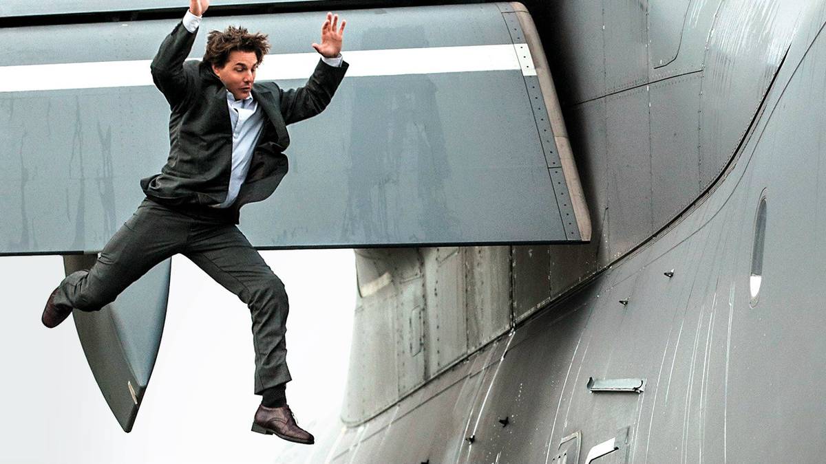 Tom Cruise Does Crazy Stunts In Mission: Impossible 6 Photos
