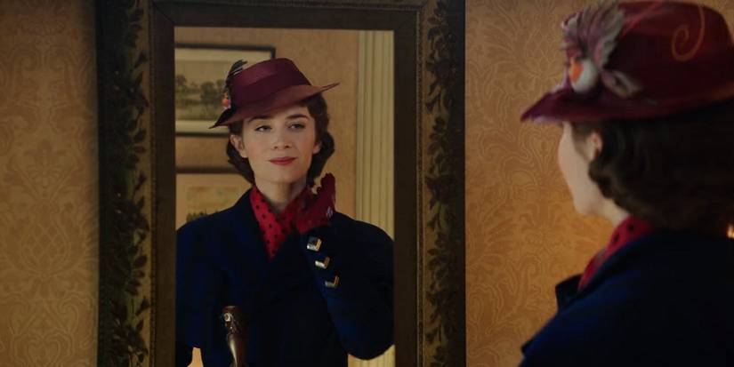 Эмили Блэр в роли Мэри Поппинс, смотрящая на себя в зеркале в фильме Mary Poppins Returns
