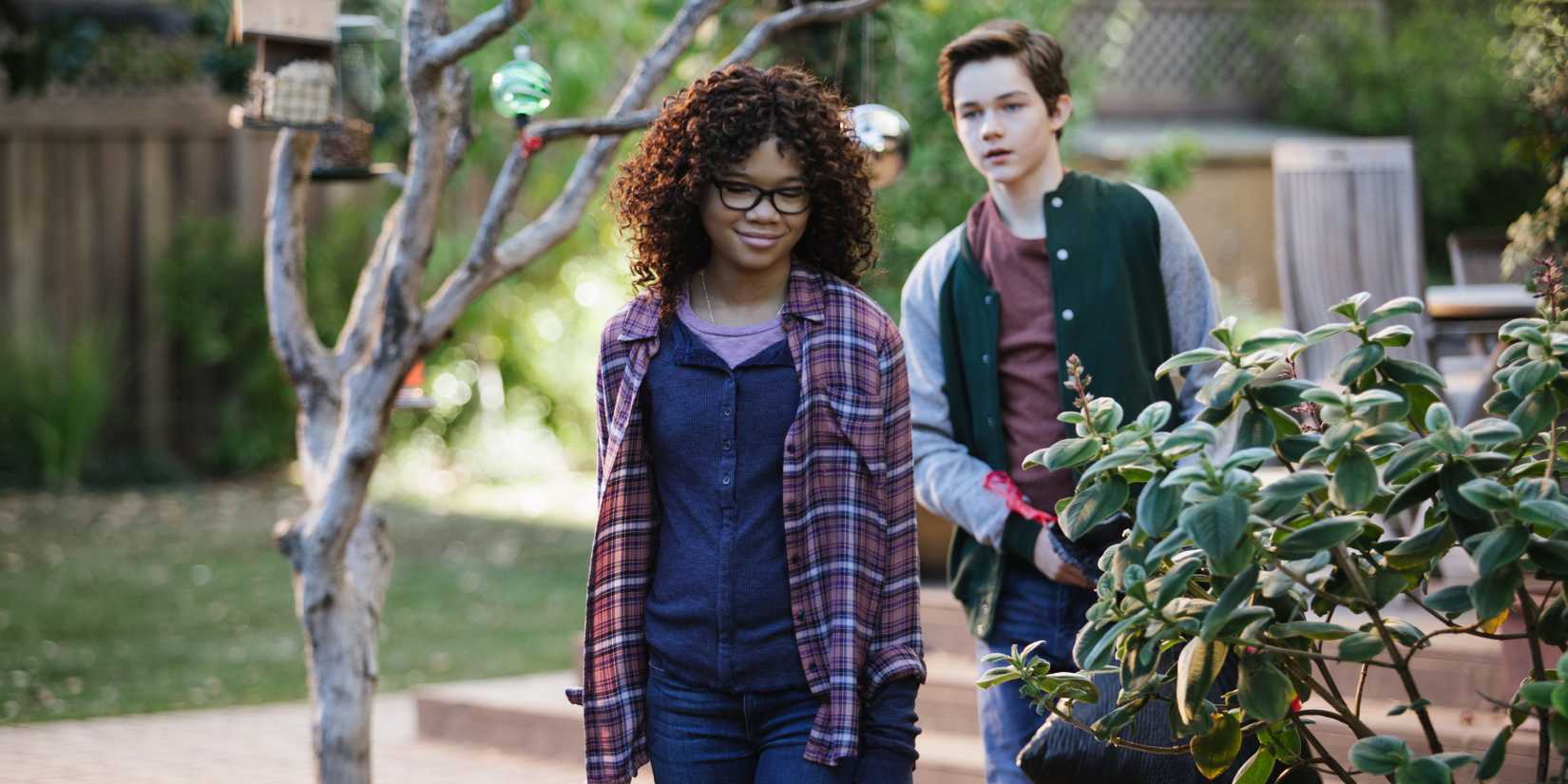 Storm Reid e Deric McCabe em A Wrinkle In Time