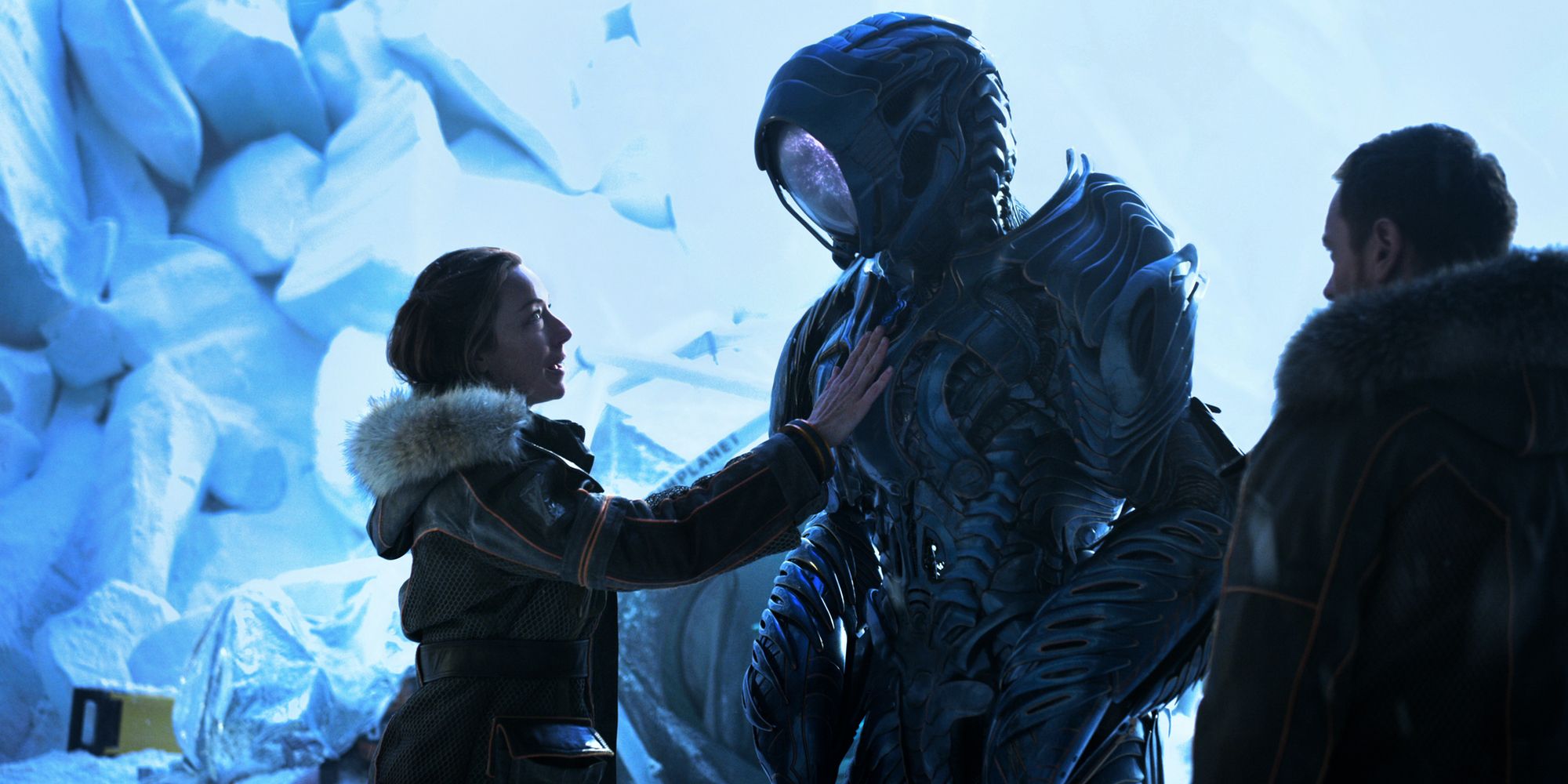 Molly Parker and Toby Stephens in Lost In Space Season 1