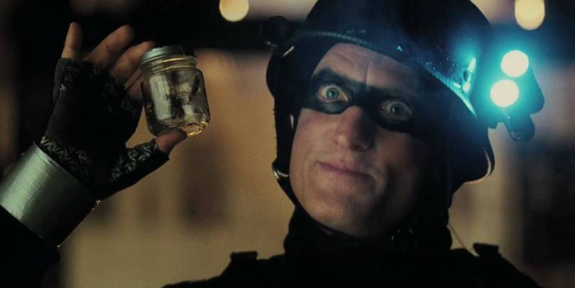 Woody Harrelson segurando um pote em Defendor