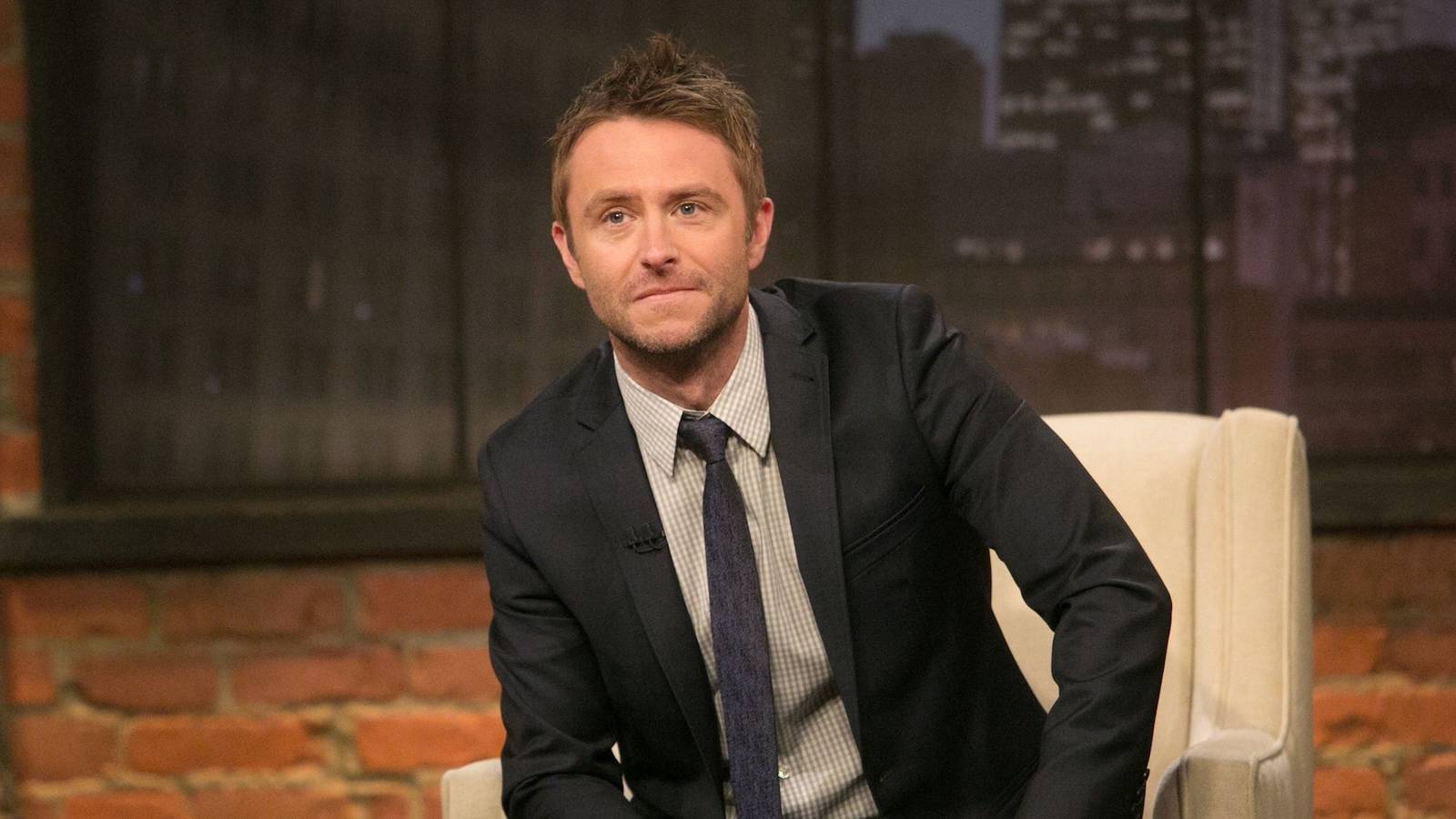 Chris Hardwick Makes Emotional Talking Dead Return, Thanks Fans(00)