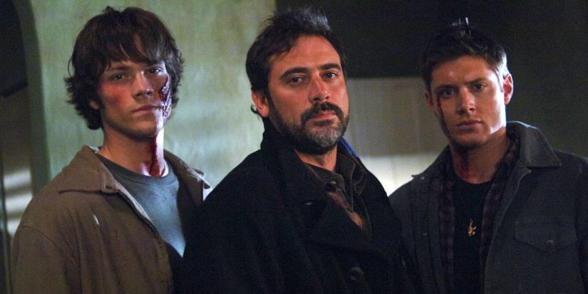 Sam Winchester, Dean Winchester e John Winchester juntos em Supernatural com ferimentos no rosto.