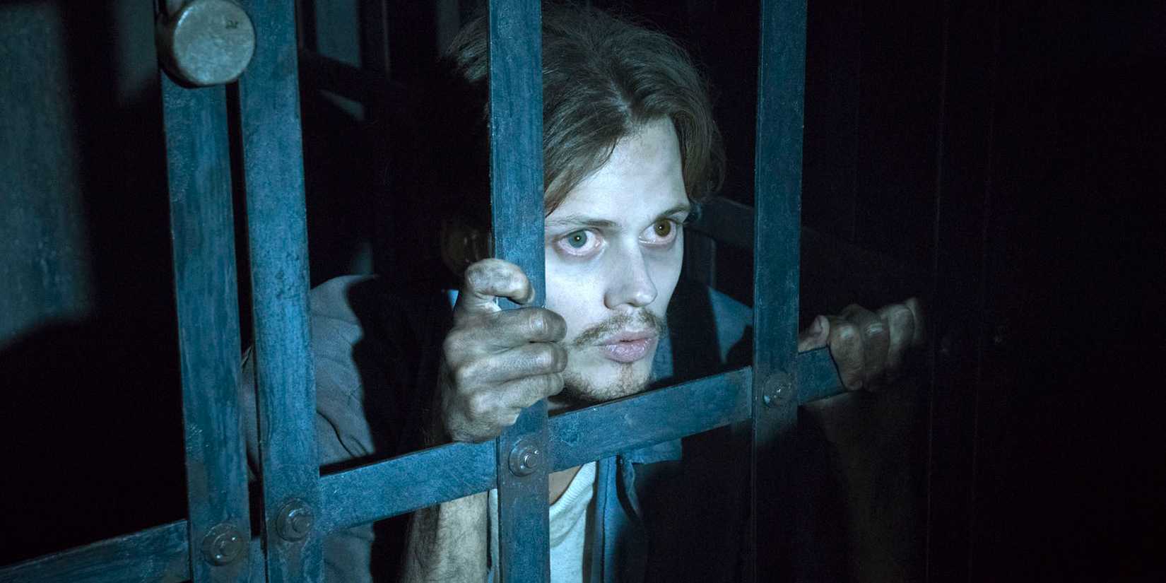 Bill Skarsgard atrás das grades em Castle Rock