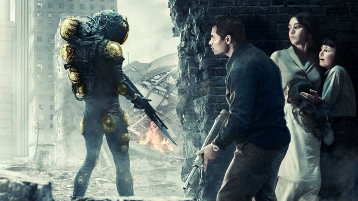 Michael Pena and Lizzy Caplan in Extinction