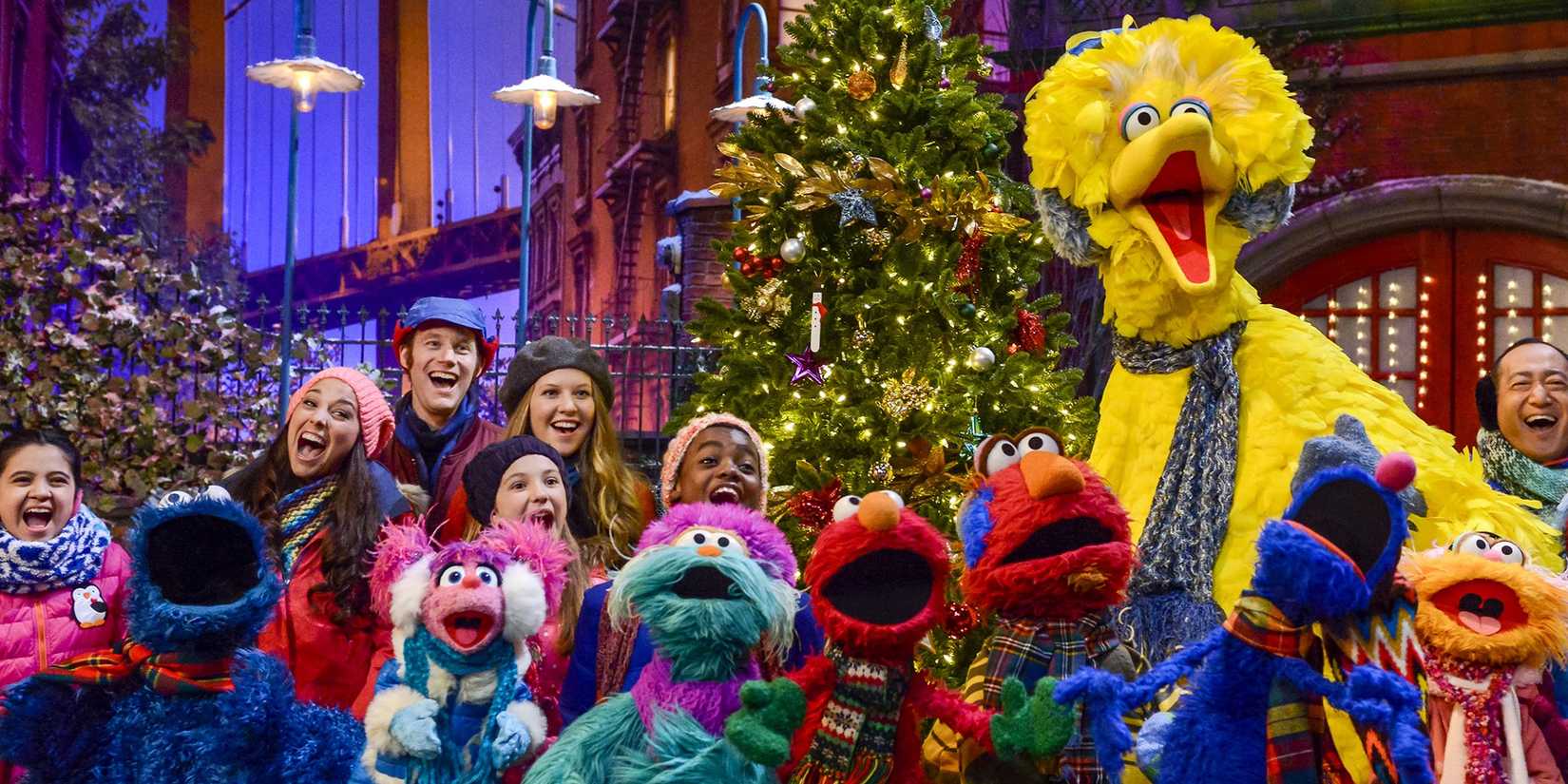 Os muppets de Vila Sésamo cantando canções de Natal na HBO.