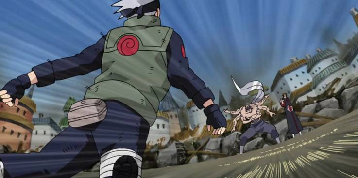 Kakashi fliegt durch die Luft während einer Konfrontation mit Schmerzen in Naruto Shippuden