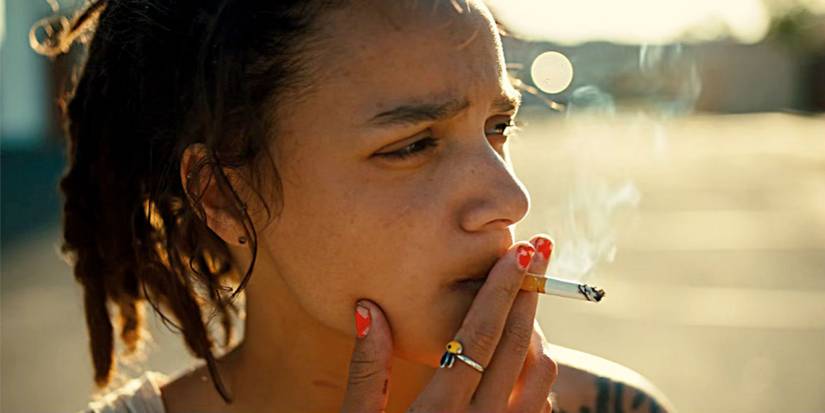 Sasha Lane fumando um cigarro em mel americano