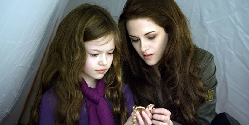 Bella with Renesmee looking at a locket in Twilight Breaking Dawn