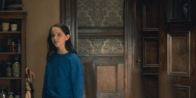 Haunting of Hill House - Hidden ghost behind kitchen door
