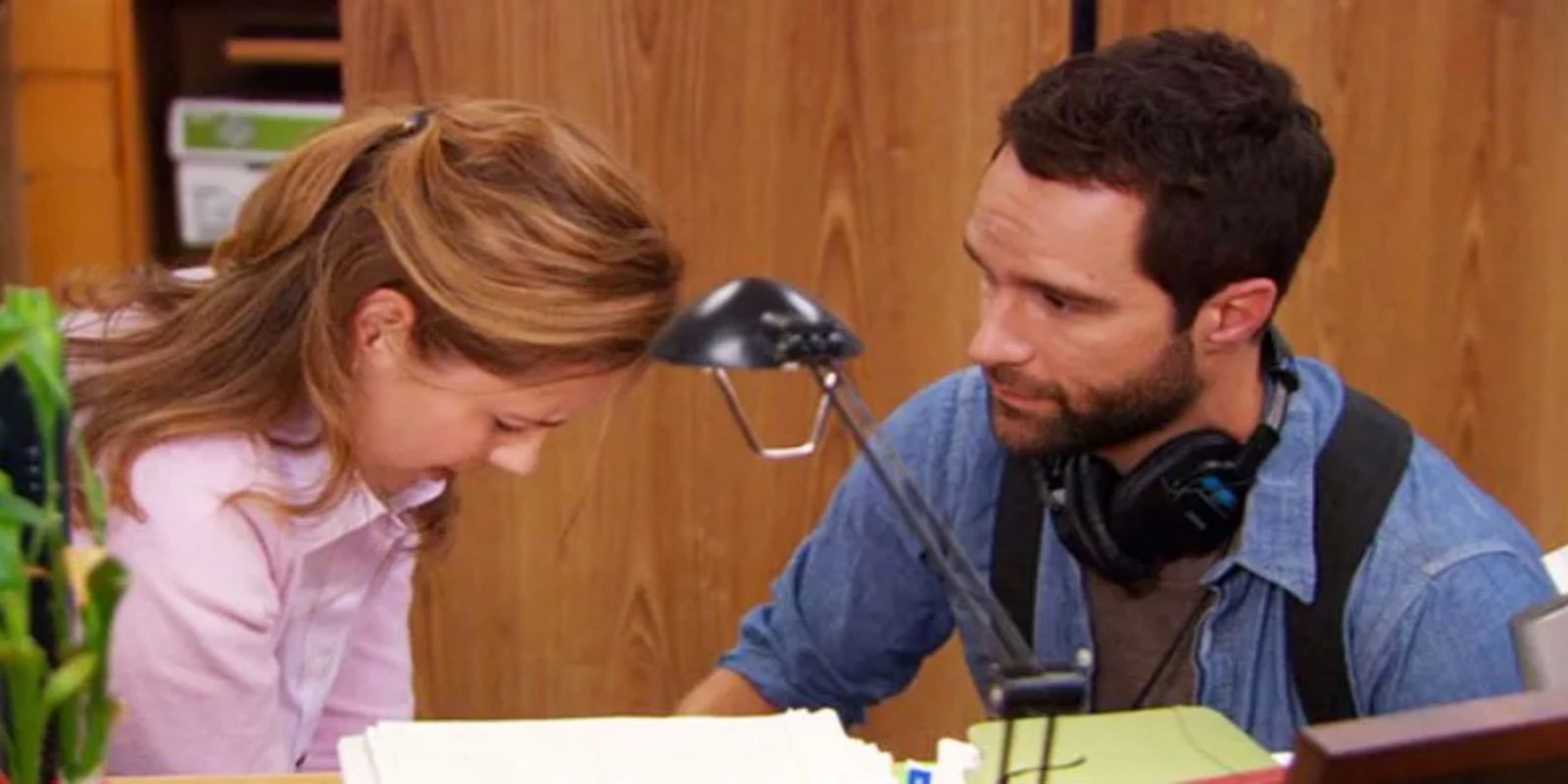 Jenna Fischer como Pam chorando depois de uma briga com Jim, sendo consolada pelo chefe da equipe médica, Brian (Chris Diamantopoulos)