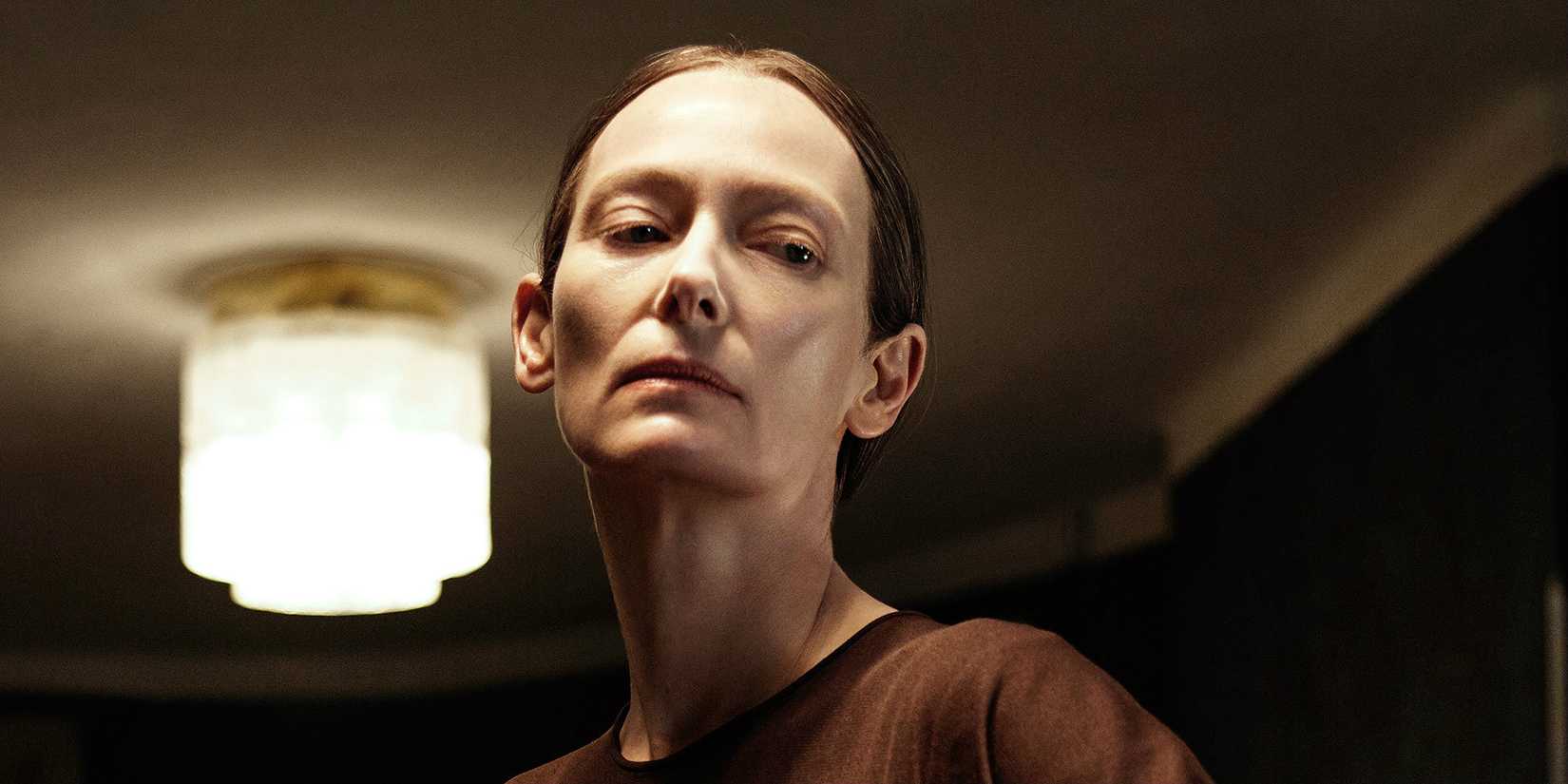 Tilda Swinton como Madame Blanc em Suspiria olhando severamente