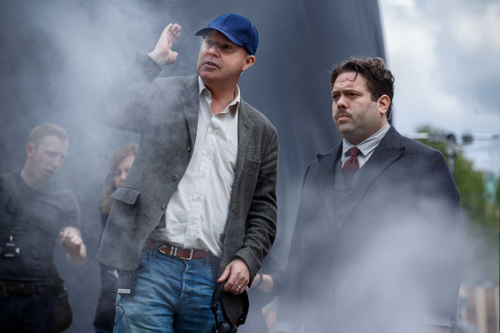 David Yates directs an actor in Fantastic Beasts and Where to Find Them 