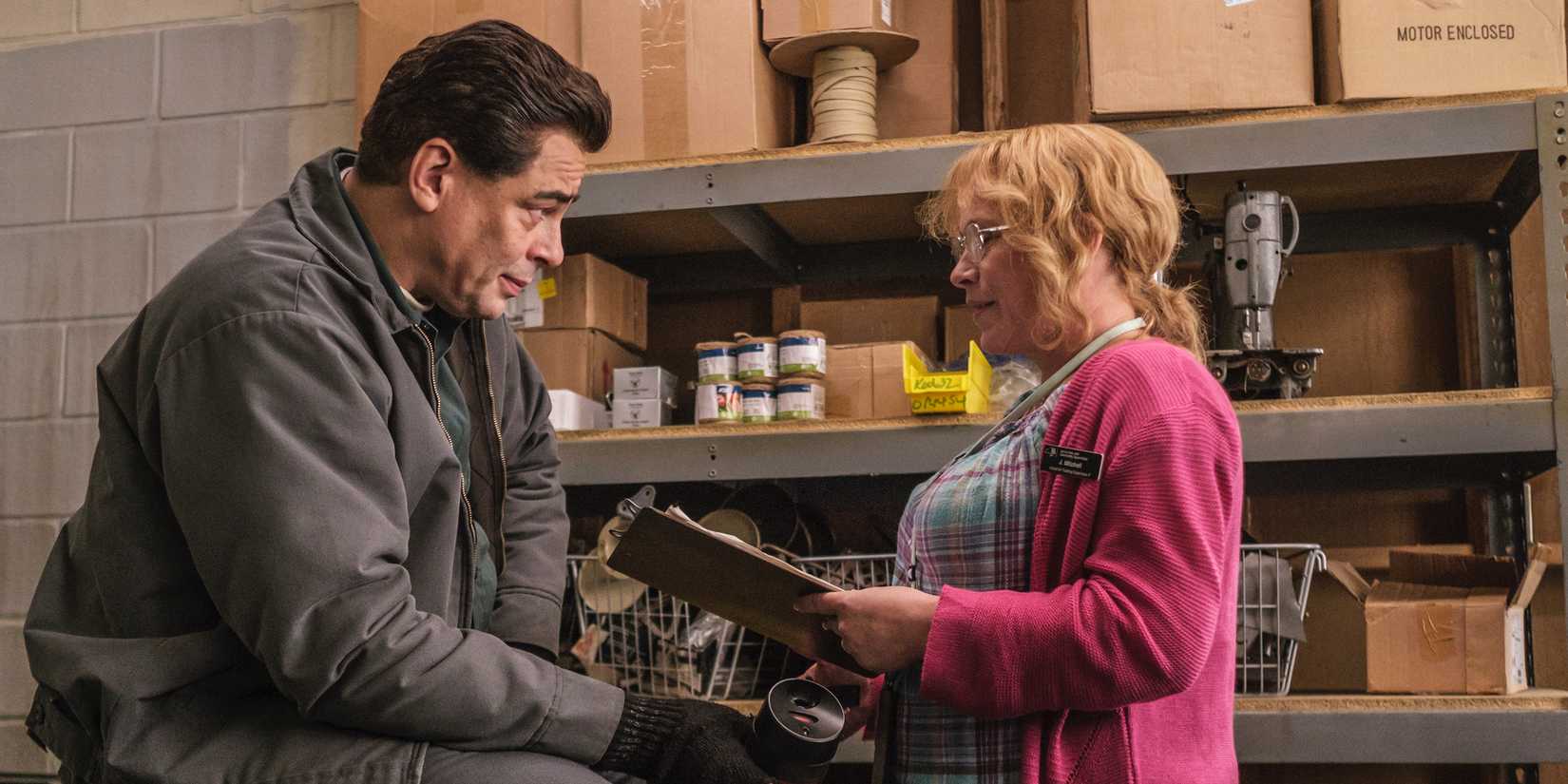 Benicio Del Toro and Patricia Arquette as Richard and Tilly talking to each other in Escape at Dannemora