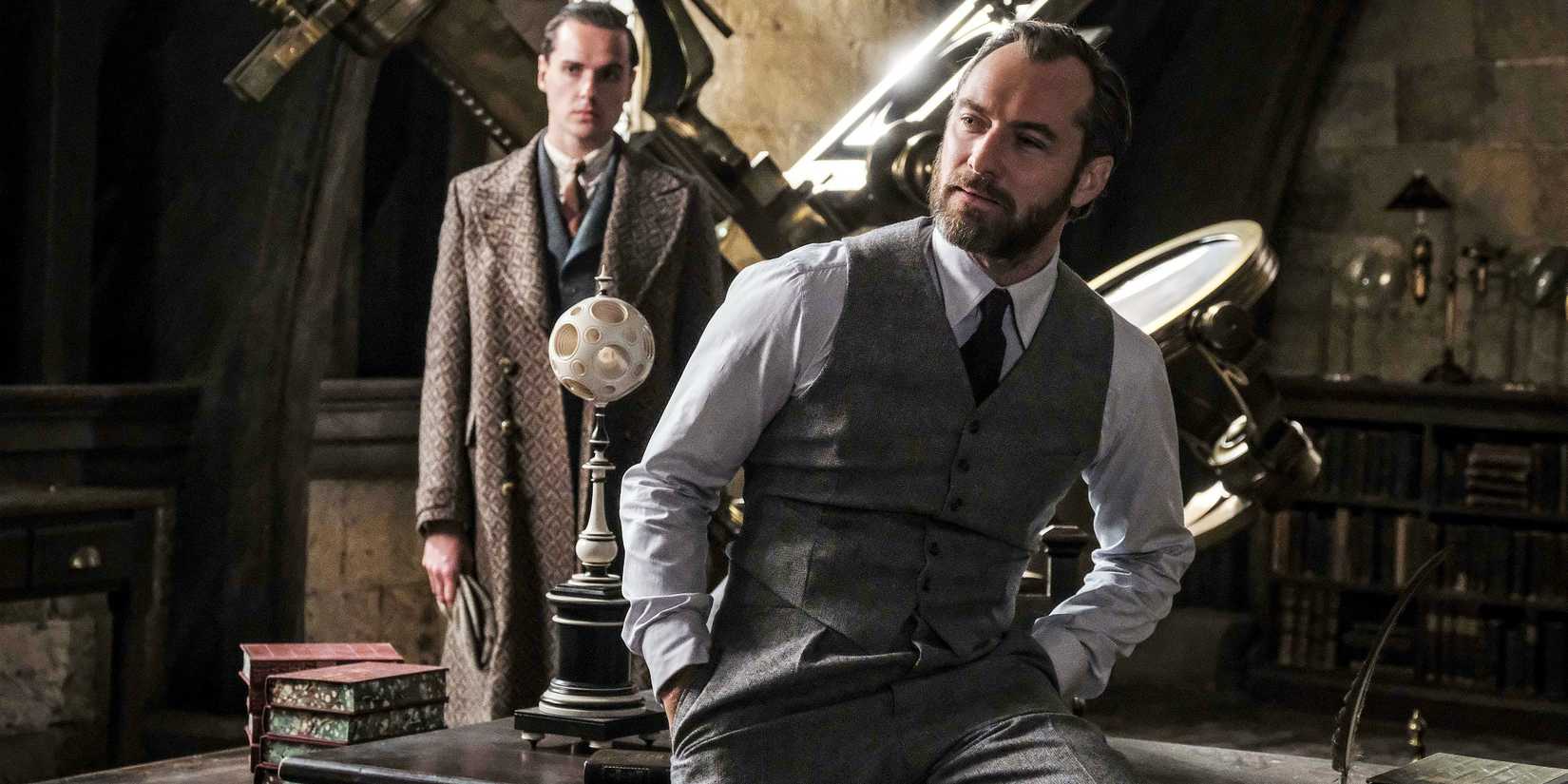 Jude Law's Dumbledore with the Ministry in his classroom 