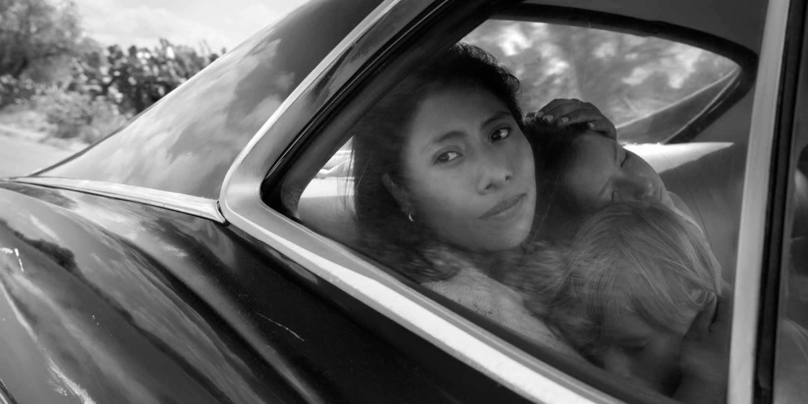 Yalitza Aparicio di belakang mobil di Roma