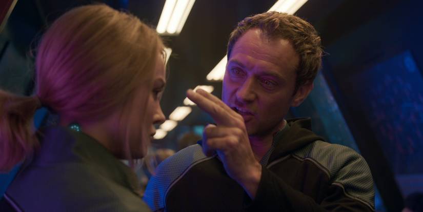 Yon-Rogg (Jude Law) zeigt auf Carol Danvers (Brie Larson) in Captain Marvel