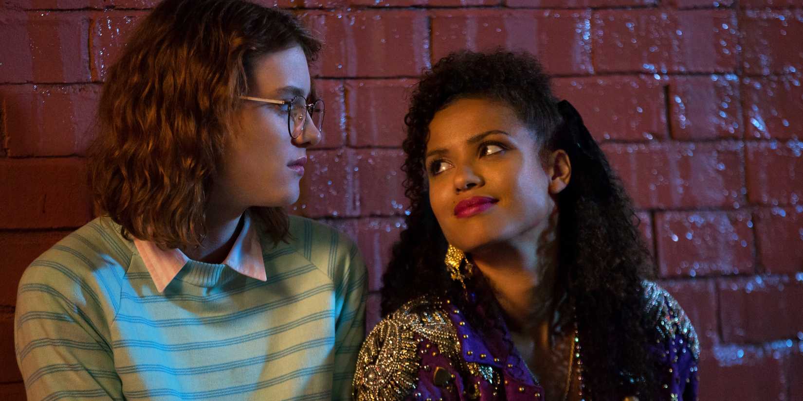 Mackenzie Davis e Gugu Mbatha-Raw em Black Mirror San Junipero Netflix