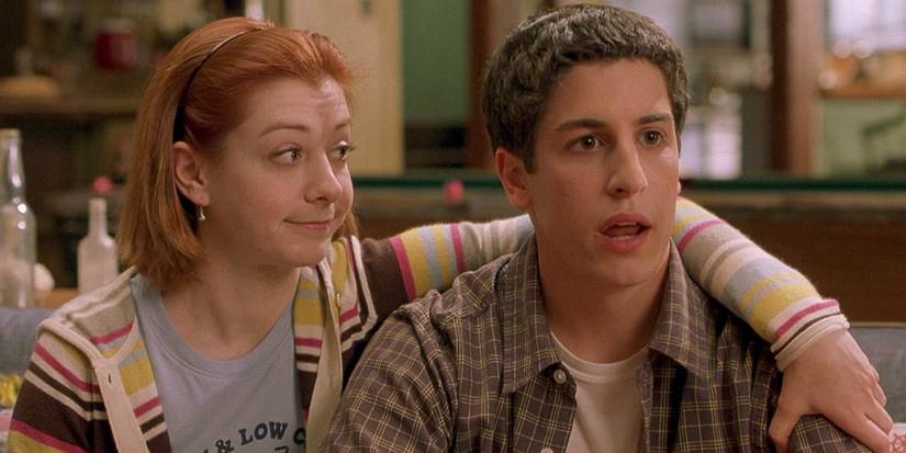 Alyson Hannigan abraçando Jason Biggs em American Pie.