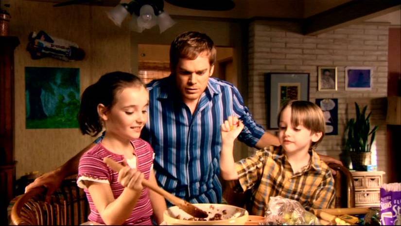 10 diferenças surpreendentes entre as séries de Dexter e os livros Quando a série Dexter estreou em 2006, muitos espectadores acreditaram estar diante de uma ideia totalmente inédita para a televisão. O que nem todos sabiam é que o programa foi inspirado no romance Darkly Dreaming Dexter, de Jeff Lindsay, publicado em 2004. 10 diferenças surpreendentes entre as séries de Dexter e os livros