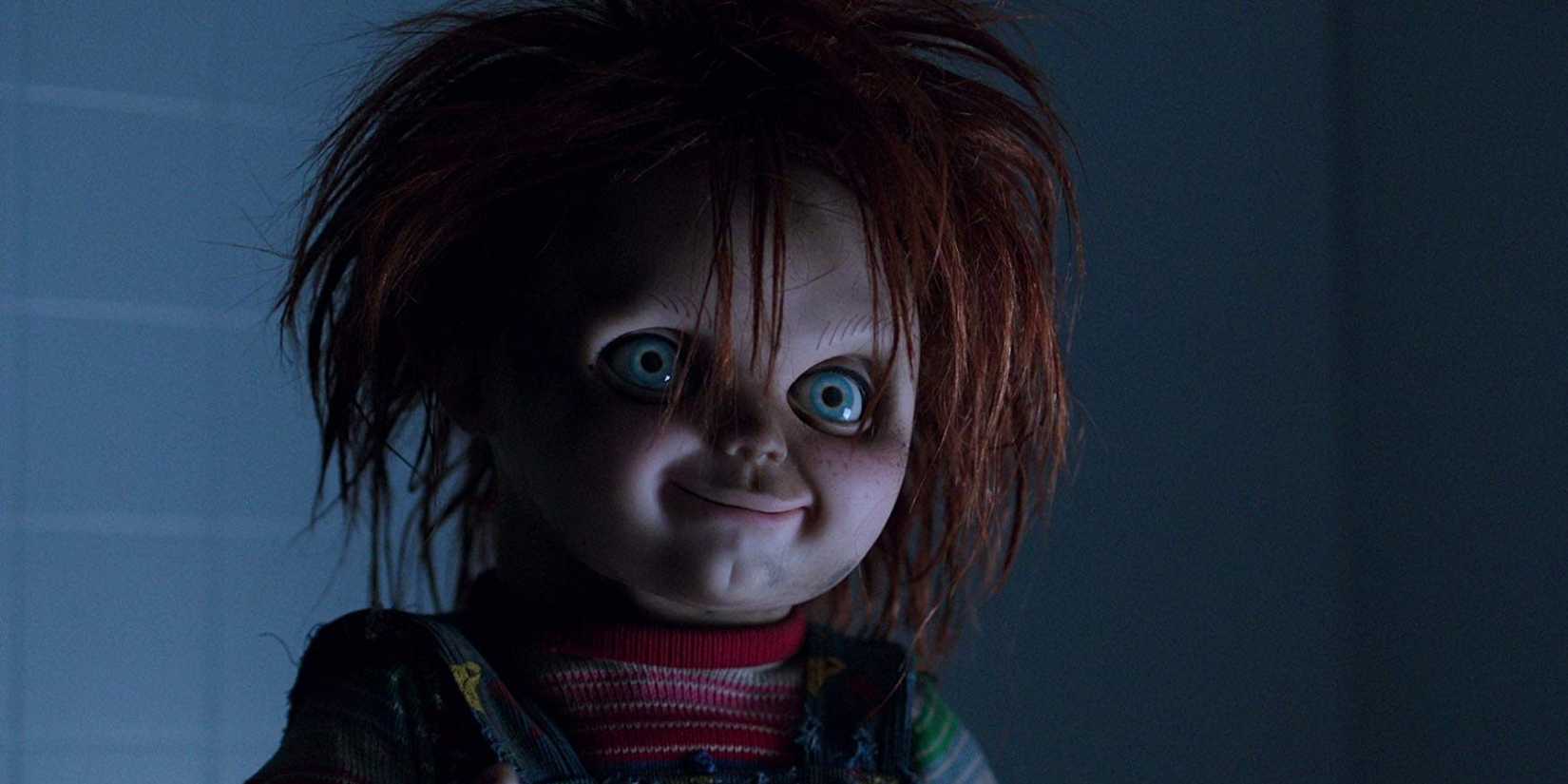 Um dos bonecos Good Guy Chucky com cabelo desgrenhado em Cult of Chucky