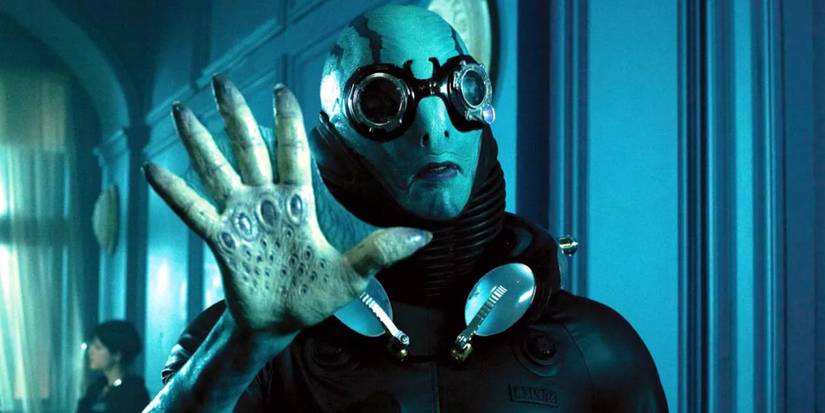 Doug Jones como Abe Sapien em Hellboy segurando uma mão aberta