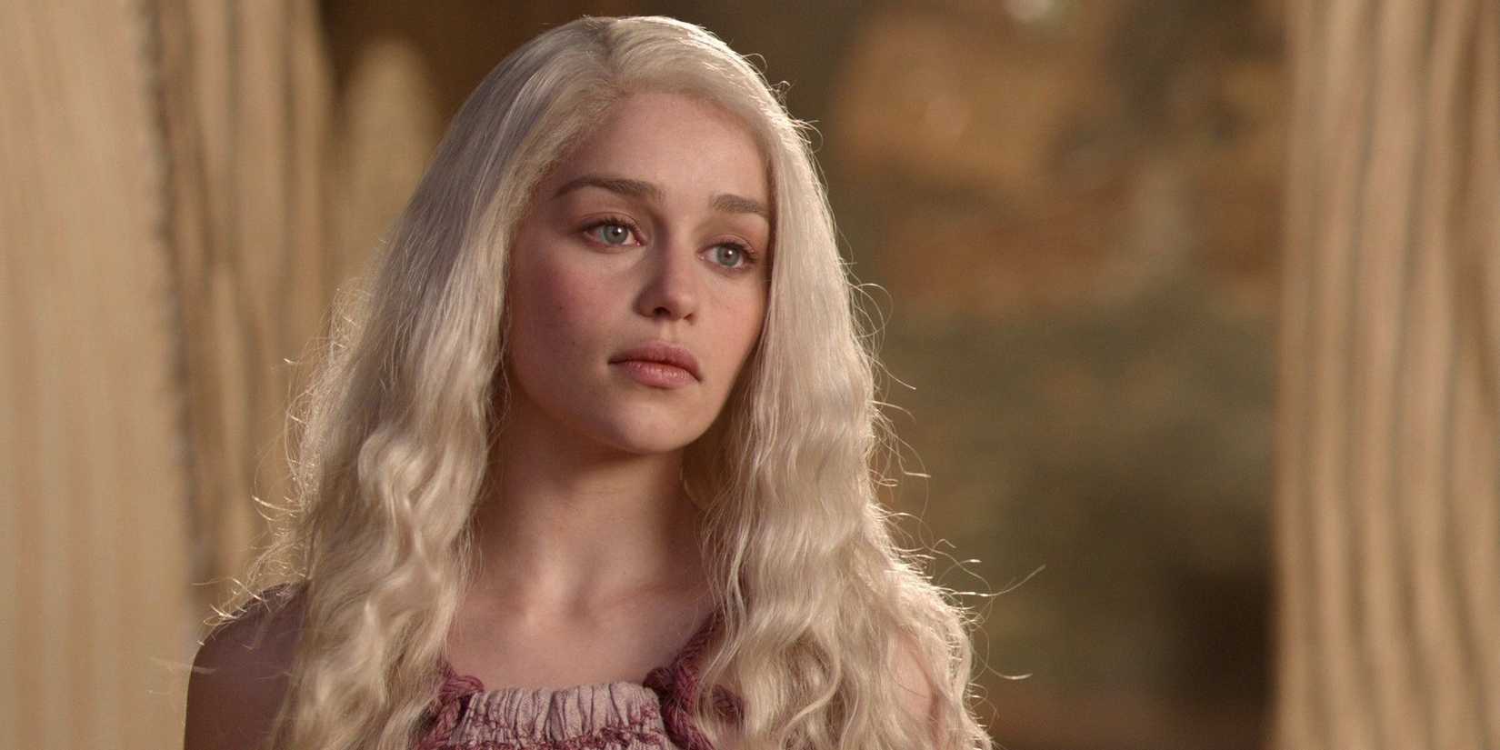 Emilia Clarke como Daenerys com expressão séria no piloto de Game of Thrones