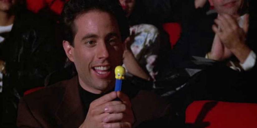Jerry Seinfeld observando um dispensador de doces em Seinfeld, temporada 3.