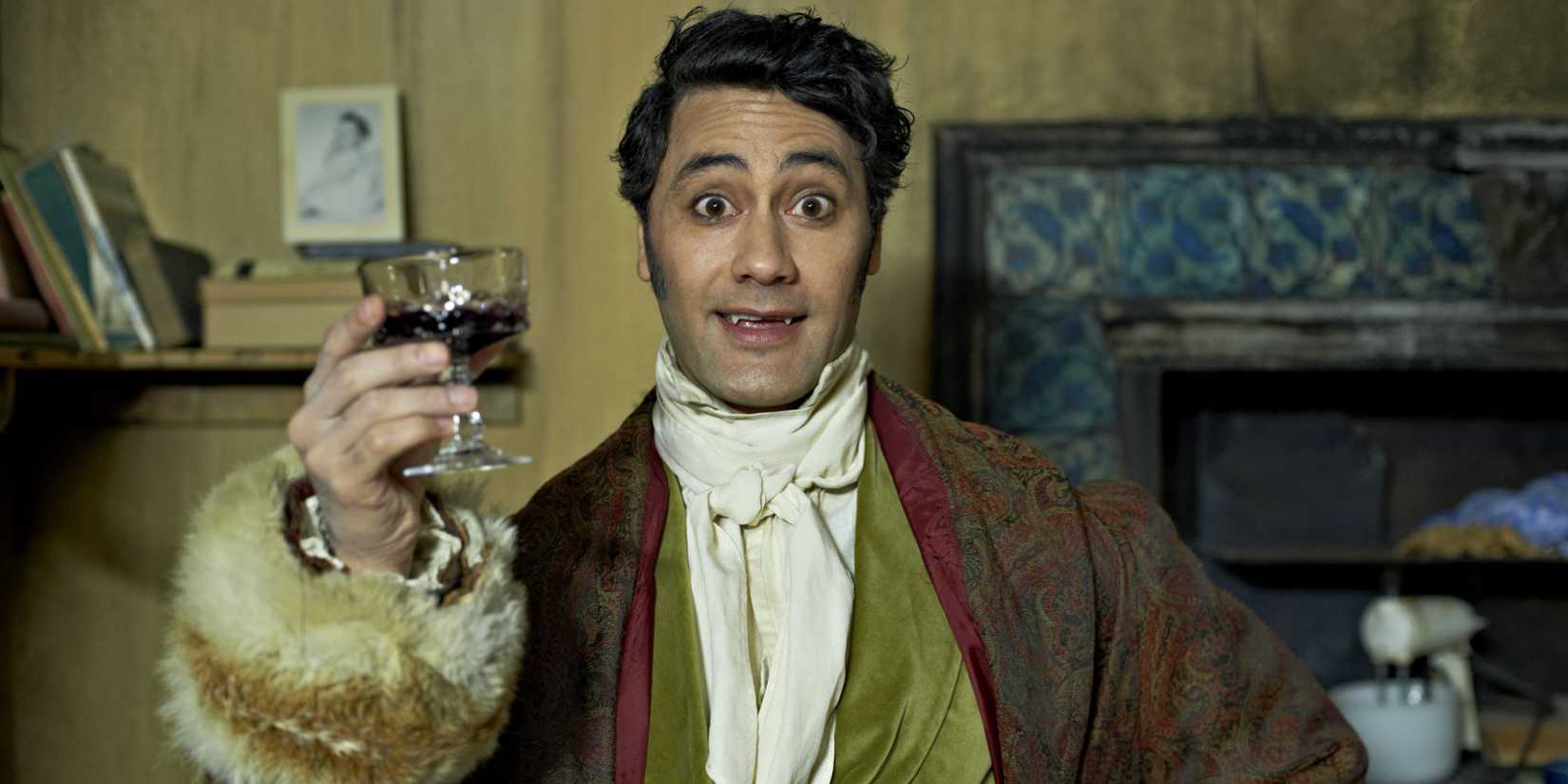 Taika Waititi segurando vinho em What We Do in the Shadows