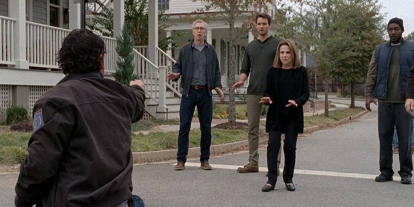 Рик направляет оружие на жителей Алекс-Сити в "Ходячих мертвецов"