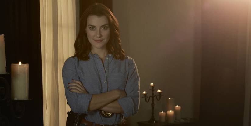 Брид О'Райли стоит, скрестив руки перед собой.