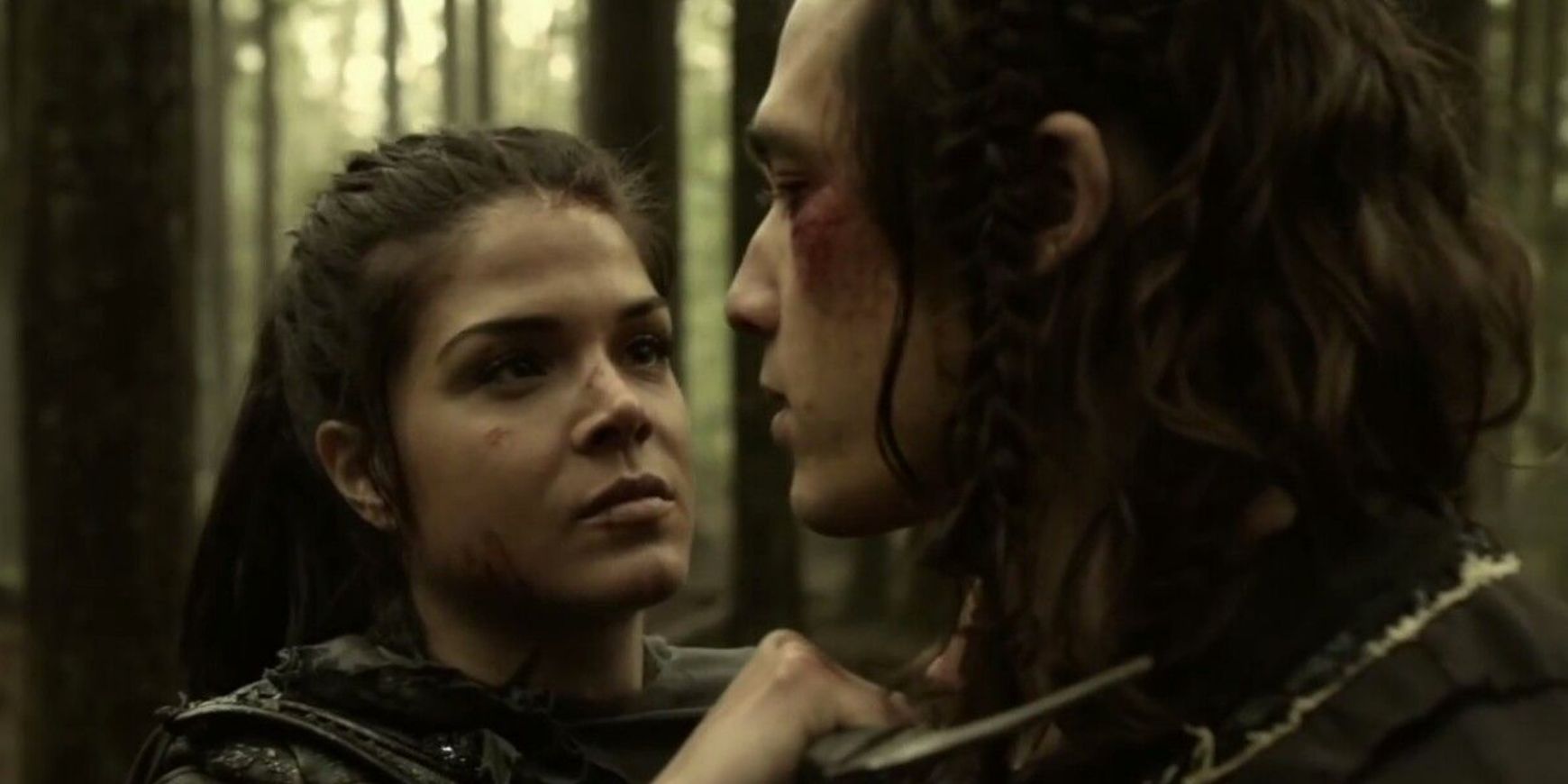Octavia holds a blade to Illians throat in The 100