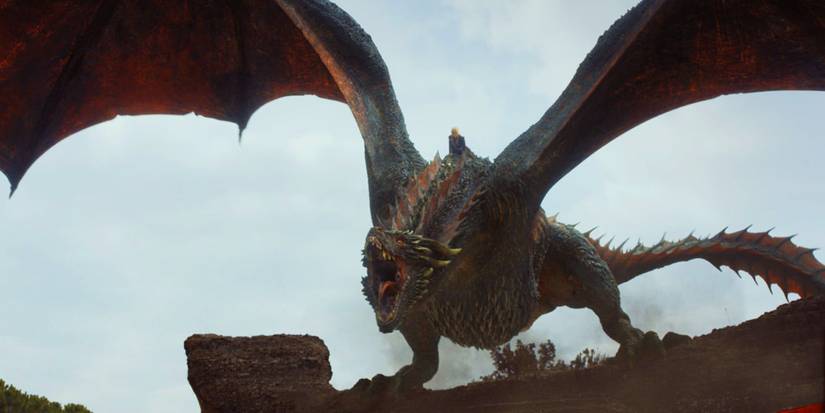 Daenerys reitet Drogon, während er in Game of Thrones brüllt