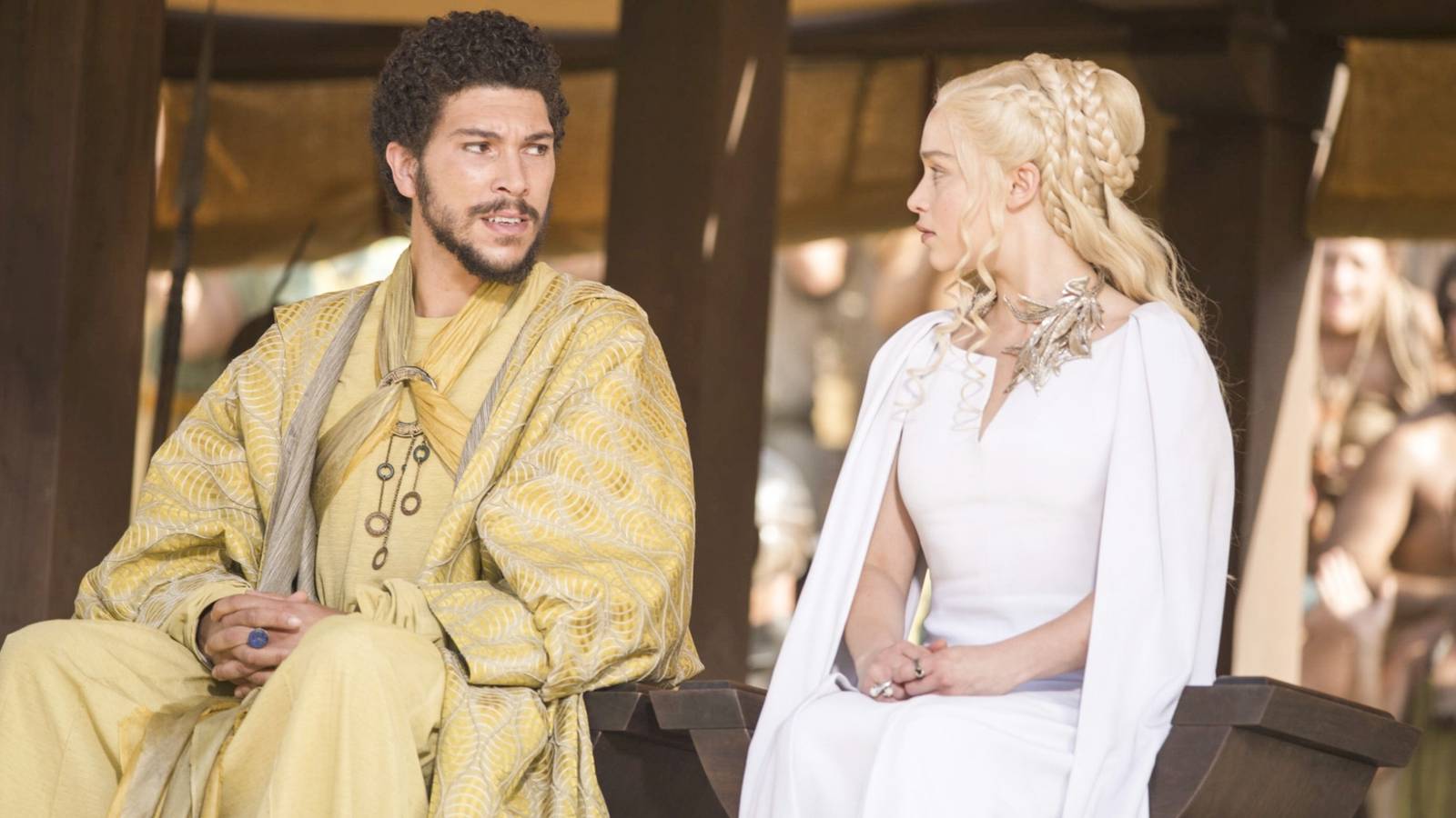 Raisa porno filmda Shesteonline-da striptiz