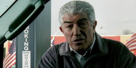 Phil Leotardo stojící mimo své auto v Sopranos