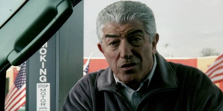 Phil Leotardo stojící mimo své auto v Sopranos