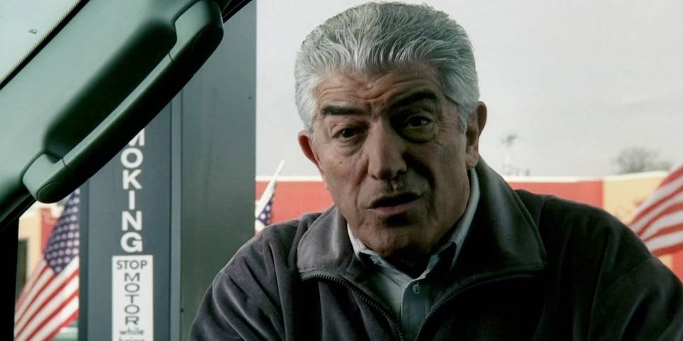Phil Leotardo stojící mimo své auto v Sopranos