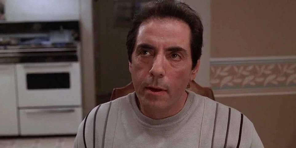 Richie sedí u stolu v Sopranos