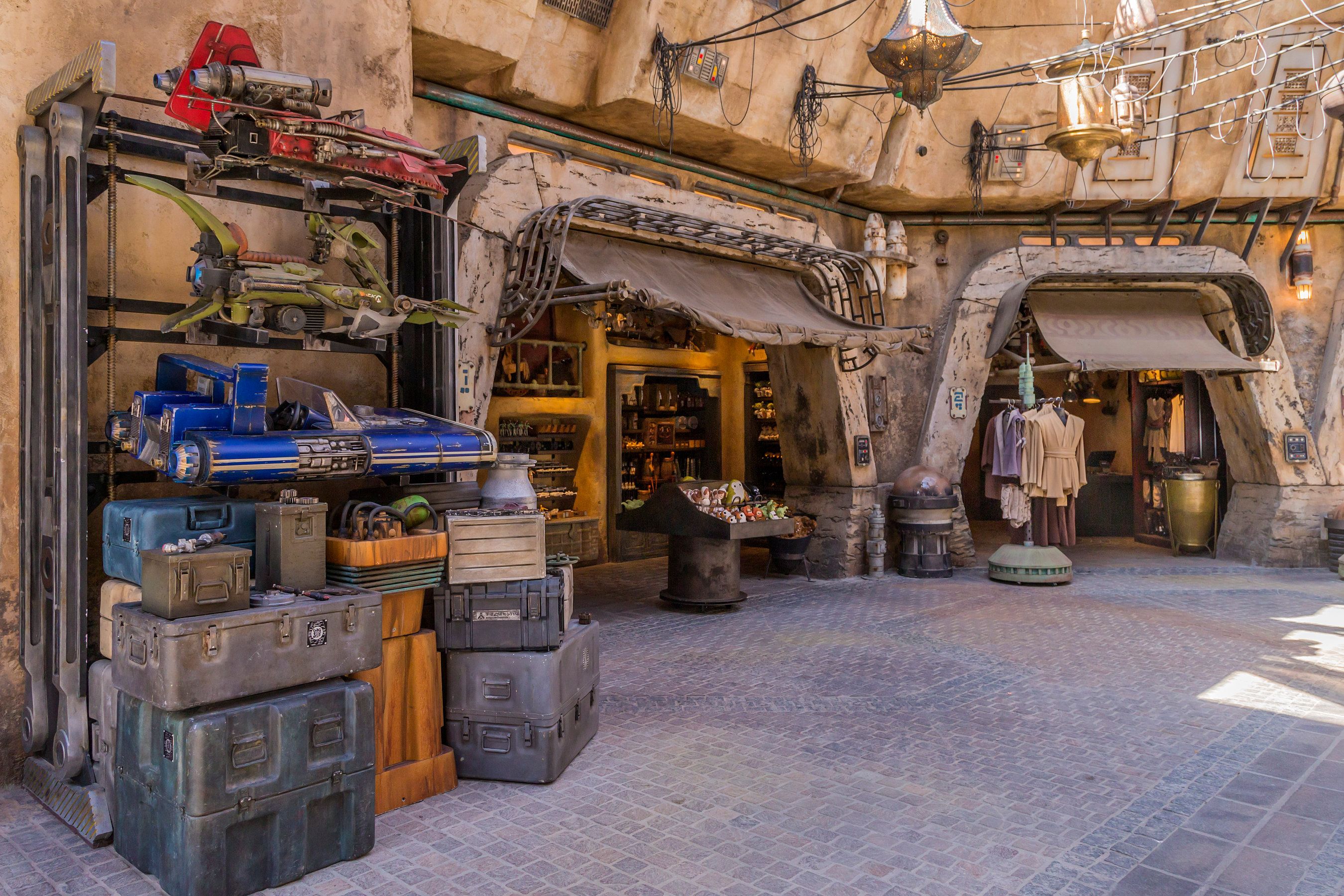 Wars s. Star Wars: Edge of the Galaxy Disneyland.. Парк Star Wars Galaxy Edge. Disneyland Star Wars Galaxy s Edge. Парк Дисней Звездные войны.