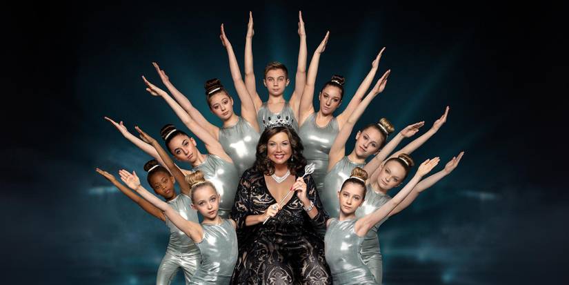 Эбби Ли Миллер в промо-фото сезона 8 Dance Moms с девочками