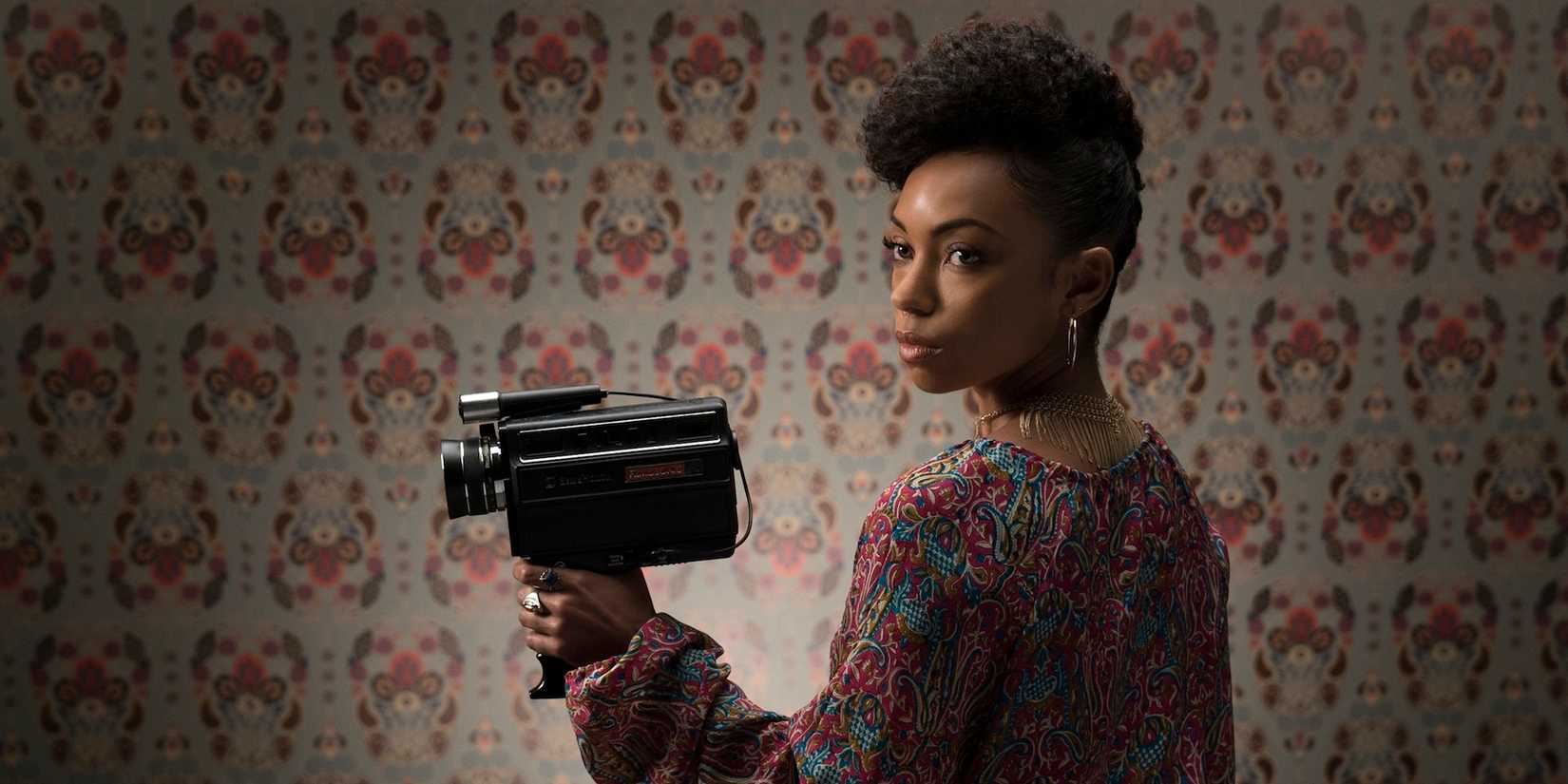 Sam White (Logan Browning) segurando uma câmera em Dear White People.