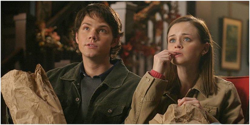 Dean e Rory comendo pipoca no cinema em Gilmore Girls