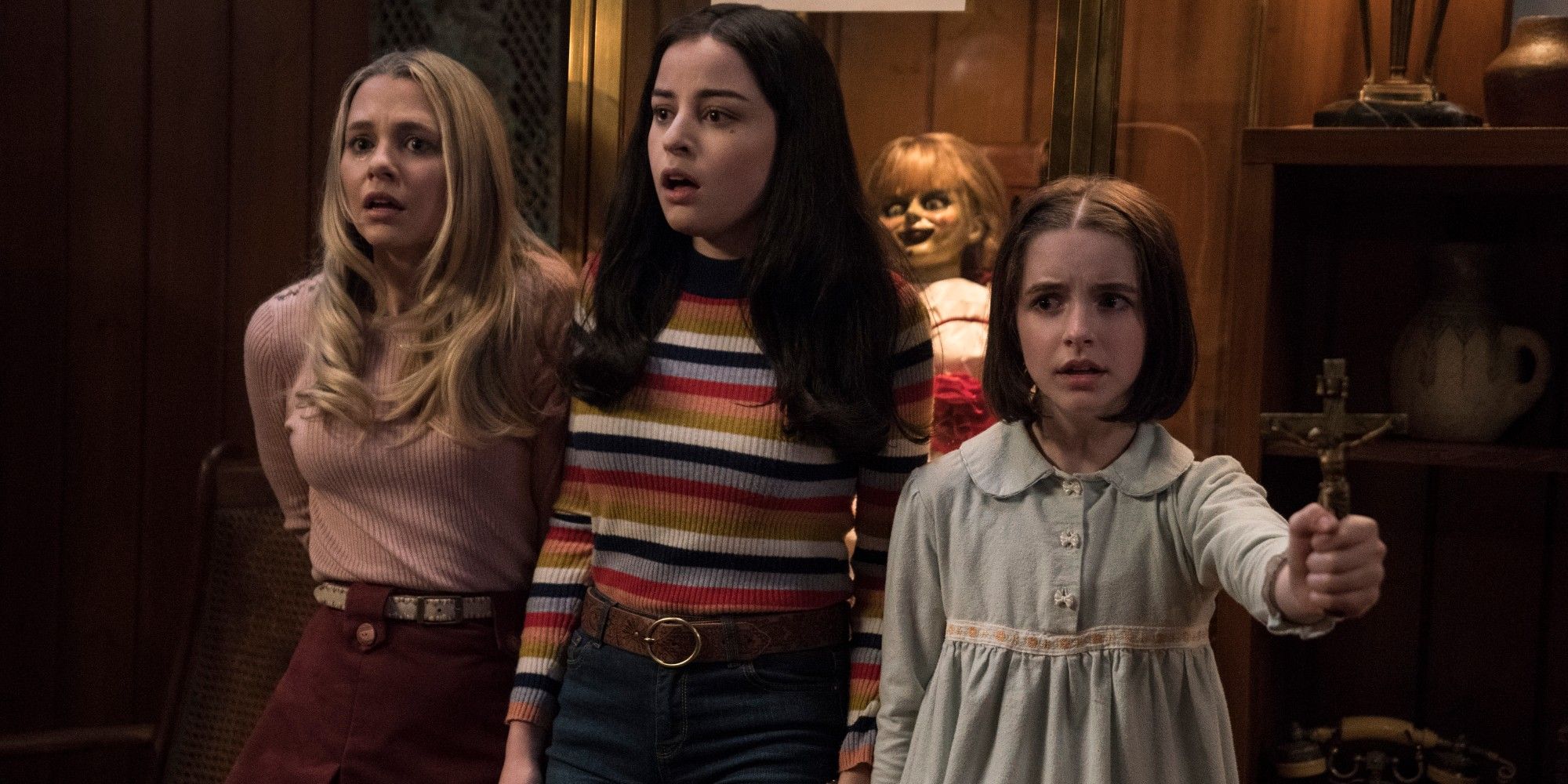 Madison Iseman, Katie Sarife e Mckenna Grace in Annabelle Comes Home