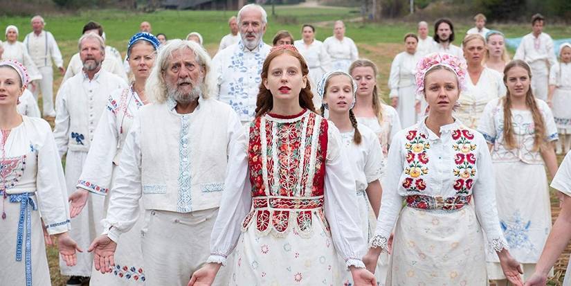 Nativos suecos em <i>Midsommar</i> durante cerimônia pagã.