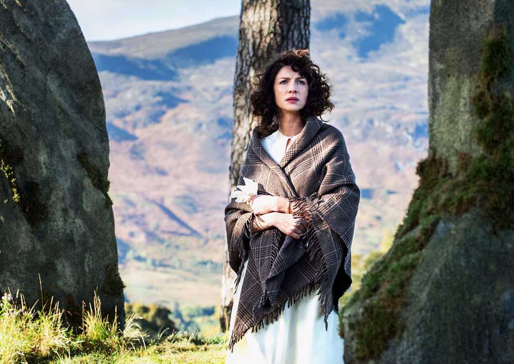 8 mistérios que Outlander precisa responder na última temporada Os mistérios de Outlander acompanham a série desde o primeiro episódio, em 2014, e parte deles ainda segue sem resposta. outlander-claire-frank-stonehenge-viagem-no-tempo-pedras-historicas