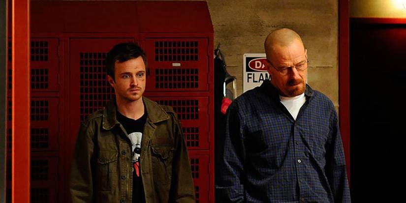 Jesse Pinkman (Aaron Paul) y Walter White (Bryan Cranston) de pie en el laboratorio en el episodio "Fly" de Breaking Bad.