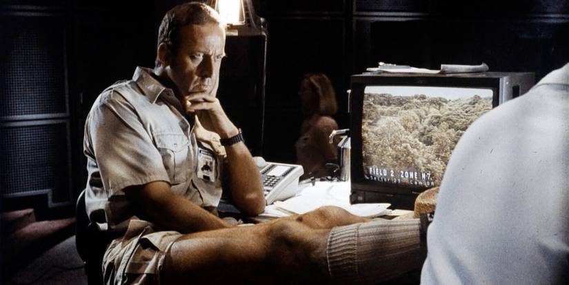 Why Muldoon Died In Jurassic Park (Despite Surviving In The Book)