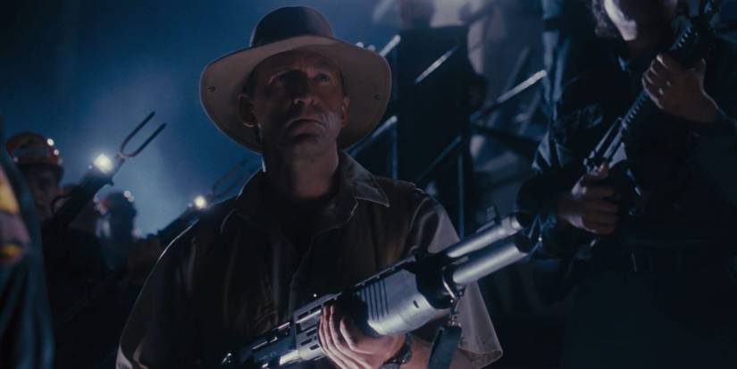 Why Muldoon Died In Jurassic Park (Despite Surviving In The Book)
